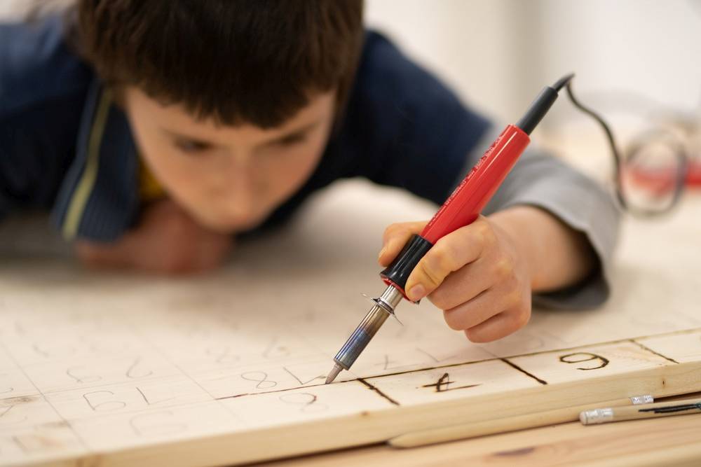 Faire de la pyrogravure avec les enfants : conseils et idée facile